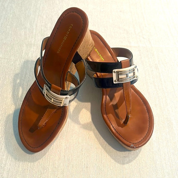 Tommy Hilfiger Women’s Wedges w/ Black Strap Size 9 Amazing condition - Picture 2 of 15